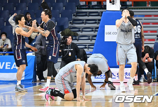 [OSEN=부산, 이석우 기자] 10일 부산 사직체육관에서 2025-2026 LG전자 프로농구 부산 KCC와 울산 현대모비스의 경기가 열렸다.목 부상으로 허웅이 휴식 차원에서 결장하는 부산 KCC가 울산 현대모비스전에서 어떤 해법을 보여줄지 주목된다.부산 KCC 최준용과 허훈이 울산 현대모비스 레이션 해먼즈의 슛 실패로 90-89 1점차 짜릿한 승리를 올린 후 기뻐하고 있다. 2026.03.10 / foto0307@osen.co.kr