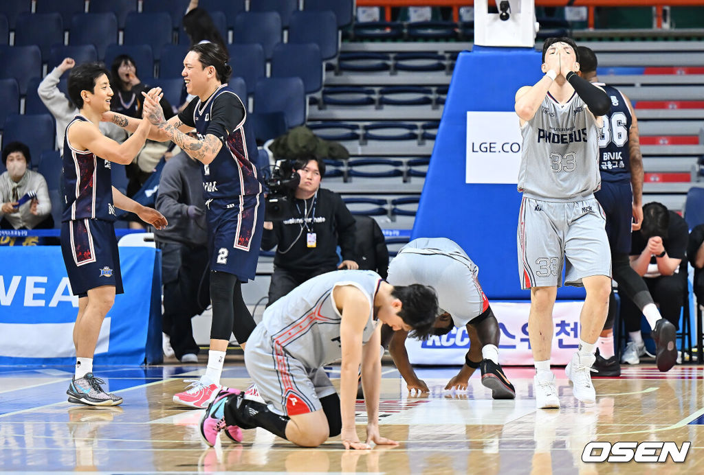 10일 부산 사직체육관에서 2025-2026 LG전자 프로농구 부산 KCC와 울산 현대모비스의 경기가 열렸다.목 부상으로 허웅이 휴식 차원에서 결장하는 부산 KCC가 울산 현대모비스전에서 어떤 해법을 보여줄지 주목된다.부산 KCC 최준용과 허훈이 울산 현대모비스 레이션 해먼즈의 슛 실패로 90-89 1점차 짜릿한 승리를 올린 후 기뻐하고 있다. 2026.03.10 / foto0307@osen.co.kr