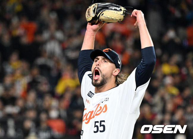 30일 대전 한화생명볼파크에서 2025 신한 SOL Bank KBO리그 포스트시즌 한국시리즈 4차전 한화 이글스와 LG 트윈스의 경기가 열렸다.이날 경기에 한화는 와이스를, LG는 치리노스를 선발투수로 내세웠다. 8회초 2사 2루에서 마운드를 내려온 한화 와이스가 환호하고 있다. 2025.10.30 /sunday@osen.co.kr