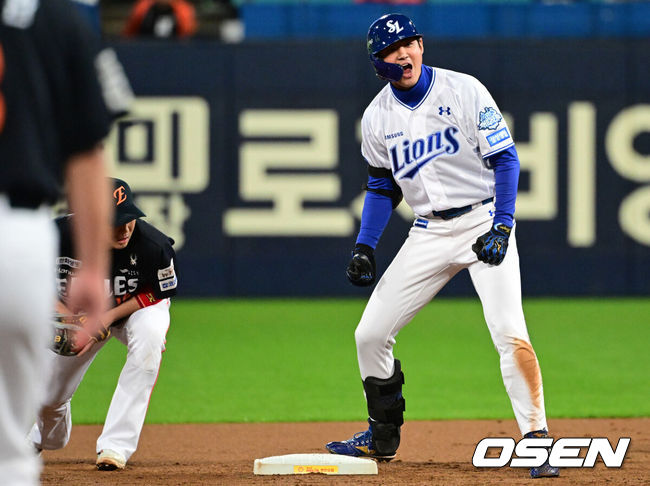 [OSEN=대구, 조은정 기자]21일 대구 삼성라이온즈파크에서 2025 신한 SOL Bank KBO리그 포스트시즌 플레이오프 3차전 삼성 라이온즈와 한화 이글스의 경기가 열렸다.홈팀 삼성은 후라도, 방문팀 한화는 류현진을 선발로 내세웠다.1회말 2사 삼성 구자욱에 2루타를 날린 뒤 포효하고 있다. 2025.10.21 /cej@osen.co.kr