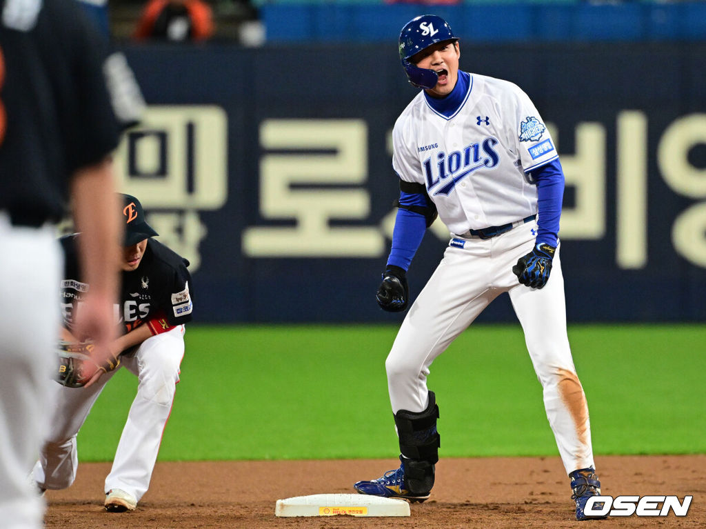 21일 대구 삼성라이온즈파크에서 2025 신한 SOL Bank KBO리그 포스트시즌 플레이오프 3차전 삼성 라이온즈와 한화 이글스의 경기가 열렸다.홈팀 삼성은 후라도, 방문팀 한화는 류현진을 선발로 내세웠다.1회말 2사 삼성 구자욱에 2루타를 날린 뒤 포효하고 있다. 2025.10.21 /cej@osen.co.kr