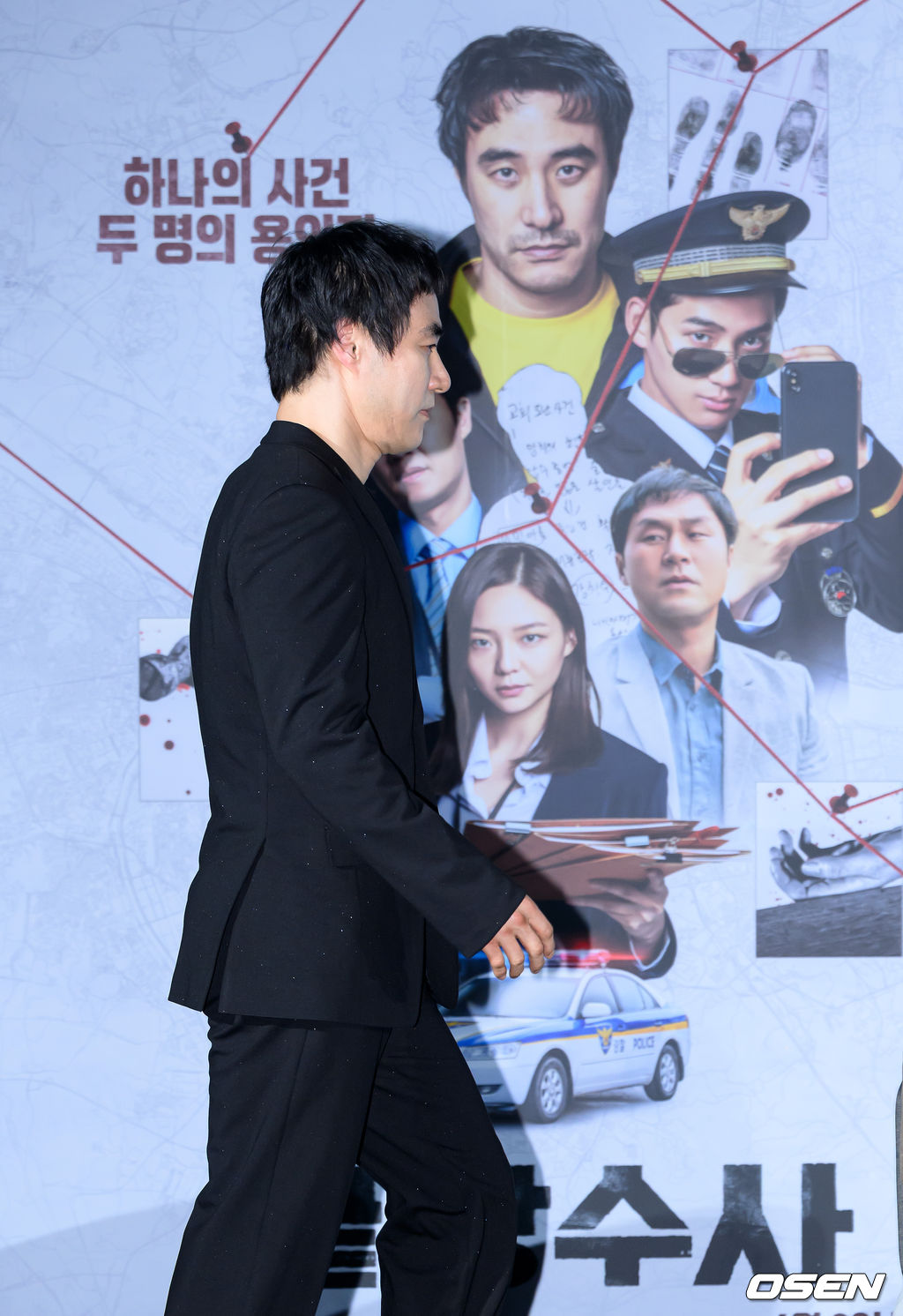 무거운 발걸음으로 제작보고회 참석한 배성우