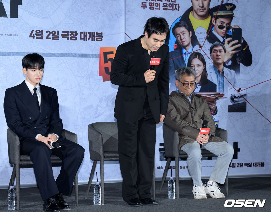 제작보고회 행사에 앞서 고개숙인 배성우