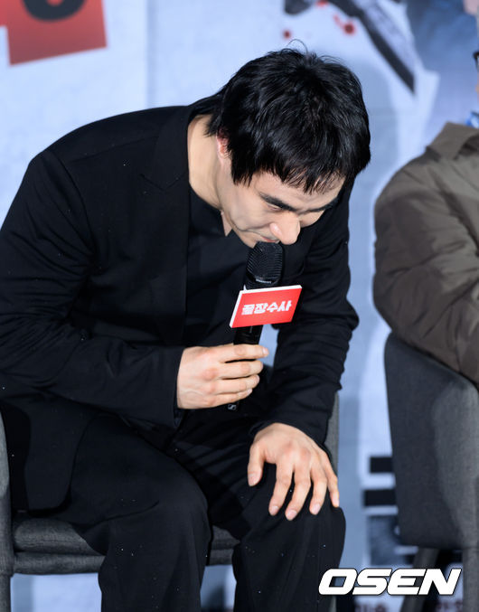 행사 내내 고개 숙인 배성우