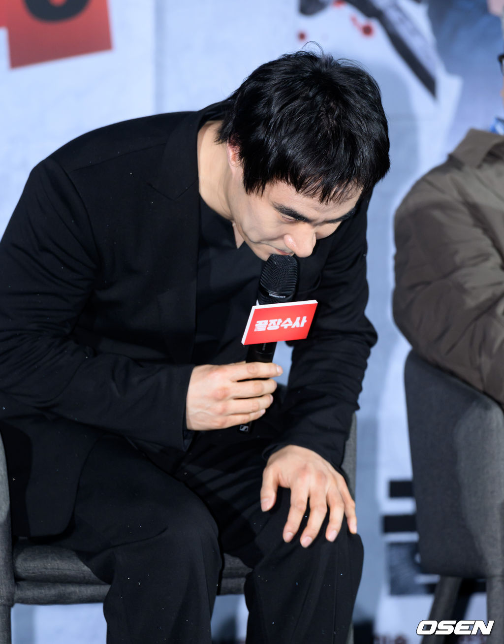 행사 내내 고개 숙인 배성우