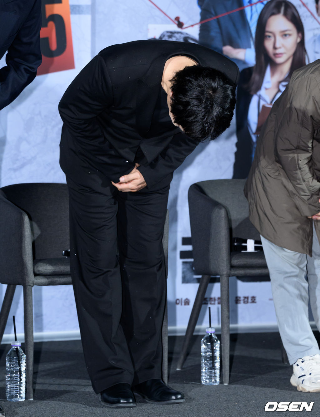 끝나는 순간까지도 허리 숙이며 동료, 스태프 자신의 과오로 불편함 느낀 모든 사람들에게 전한 사죄의 인사