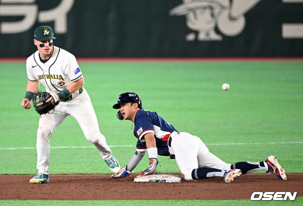 9일 일본 도쿄돔에서 월드베이스볼클래식(WBC) 조별리그 C조 한국과 호주의 경기가 열렸다.C조는 일본이 3승으로 조 1위를 확정, 8강에 진출했다. 호주가 2승 1패, 대만이 2승 2패, 한국이 1승 2패, 체코는 3패다.한국 WBC 대표팀이 8강에 진출하려면 호주에 2점 이하로 실점하면서 5점 차 이상으로 승리해야만 한다.9회초 1사 1루에서 한국 이정후의 땅볼 때 호주 제리드 데일의 2루 송구가 빠지고 있다. 2026.03.09 /spjj@osen.co.kr
