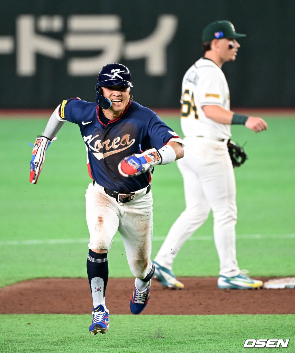 도쿄의 기적이 나왔다. 한국 WBC 대표팀이 17년 만에 1라운드를 통과했다. 한국은 9일 일본 도쿄돔에서 열린 ‘2026 월드베이스볼클래식(WBC)’ 1라운드 C조 호주와의 경기에서 로 승리를 거뒀다. 이로써 한국은 조별라운드 2승2패를 기록하면서 호주, 대만 등을 최소실점률로 제치면서 2009년 이후 17년 만에 1라운드를 통과했다. 이제 한국은 마이애미행 전세기를 탄다.9회초 1사 1루에서 한국 박해민이 이정후의 땅볼 때 호주 제리드 데일의 실책을 틈타 3루로 달리고 있다. .2026.03.09 /spjj@osen.co.kr