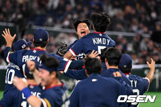 [OSEN=도쿄(일본), 손용호 기자] 도쿄의 기적이 나왔다. 한국 WBC 대표팀이 17년 만에 1라운드를 통과했다.&nbsp;한국은 9일 일본 도쿄돔에서 열린 ‘2026 월드베이스볼클래식(WBC)’ 1라운드 C조 호주와의 경기에서 로 승리를 거뒀다. 이로써 한국은 조별라운드 2승2패를 기록하면서 호주, 대만 등을 최소실점률로 제치면서 2009년 이후 17년 만에 1라운드를 통과했다. 이제 한국은 마이애미행 전세기를 탄다.경기 종료 한국 문보경이 동료들과 승리의 기쁨을 나누고 있다. 2026.03.09&nbsp;/spjj@osen.co.kr