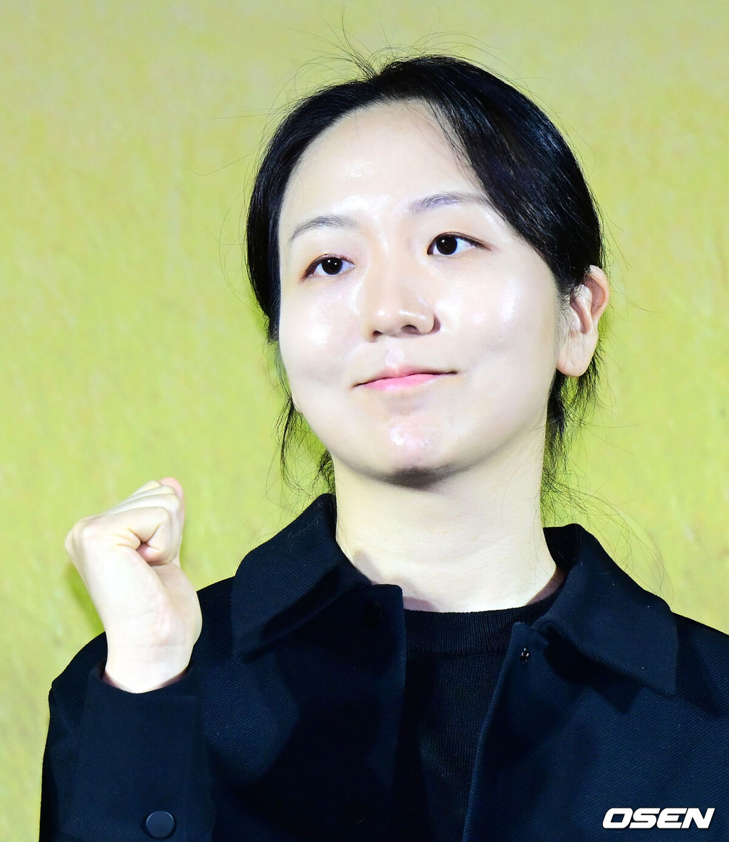 25일 오전 서울 용산구 용산 CGV에서 넷플릭스(Netflix) 예능 '케냐 간 세끼' 제작발표회가 열렸다.오는 25일(화) 첫 공개되는 '케냐 간 세끼'는 믿고 보는 웃음 메이커 3인방 이수근, 은지원, 규현의 우당탕탕 아프리카 여행기다. 케냐의 광활한 대자연과 하나 된 세끼 형제들의 좌충우돌 사파리 접수 여행이 싱싱한 날것의 웃음을 선사한다. 예능계 ‘히트 메이커’로 통하는 나영석 사단이 넷플릭스에서 처음 선보이는 작품으로, 나영석 PD와 김예슬 PD가 공동 연출을 맡아 기대를 뜨겁게 달구고 있다.김예슬 PD가 포즈를 취하고 있다. 2025.11.25 /jpnews@osen.co.kr