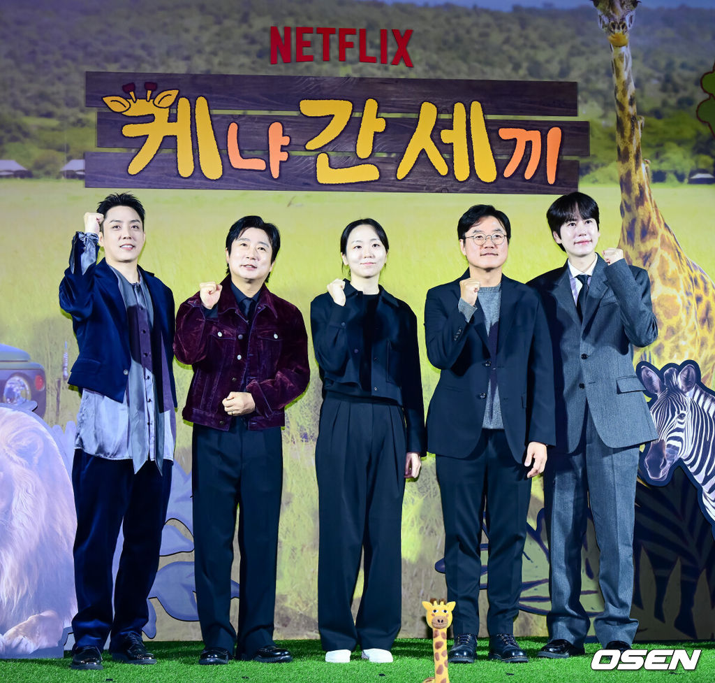 25일 오전 서울 용산구 용산 CGV에서 넷플릭스(Netflix) 예능 '케냐 간 세끼' 제작발표회가 열렸다.오는 25일(화) 첫 공개되는 '케냐 간 세끼'는 믿고 보는 웃음 메이커 3인방 이수근, 은지원, 규현의 우당탕탕 아프리카 여행기다. 케냐의 광활한 대자연과 하나 된 세끼 형제들의 좌충우돌 사파리 접수 여행이 싱싱한 날것의 웃음을 선사한다. 예능계 ‘히트 메이커’로 통하는 나영석 사단이 넷플릭스에서 처음 선보이는 작품으로, 나영석 PD와 김예슬 PD가 공동 연출을 맡아 기대를 뜨겁게 달구고 있다.은지원, 이수근, 김예슬 PD, 나영석 PD, 규현이 포즈를 취하고 있다. 2025.11.25 /jpnews@osen.co.kr