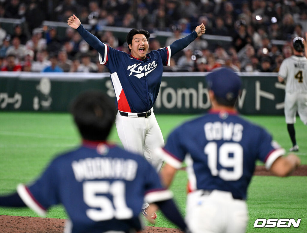 도쿄의 기적이 나왔다. 한국 WBC 대표팀이 17년 만에 1라운드를 통과했다. 한국은 9일 일본 도쿄돔에서 열린 ‘2026 월드베이스볼클래식(WBC)’ 1라운드 C조 호주와의 경기에서 로 승리를 거뒀다. 이로써 한국은 조별라운드 2승2패를 기록하면서 호주, 대만 등을 최소실점률로 제치면서 2009년 이후 17년 만에 1라운드를 통과했다. 이제 한국은 마이애미행 전세기를 탄다.9회말 2사 1루에서 한국 문보경이 호주 웨이드를 뜬공으로 처리하며 환호하고 있다. 2026.03.09 /spjj@osen.co.kr