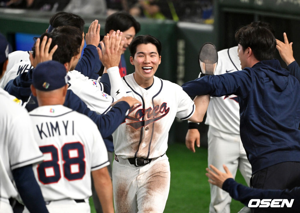 8일 일본 도쿄돔에서 2026 월드베이스볼클래식(WBC) 1라운드 C조 조별리그 대한민국과 대만의 경기가 열렸다.한국은 전날(7일) 일본과의 경기에서 6-8로 석패했다. 앞서 체코전을 11-4로 잡았던 한국은 1승1패를 마크하게 됐고, 남은 대만전과 호주전에 사활을 걸어야 한다.8회말 2사 1루에서 한국 김혜성이 김도영의 동점 1타점 적시 2루타에 득점을 올리고 동료선수들과 하이파이브를 하고 있다. 2026.03.08 /spjj@osen.co.kr