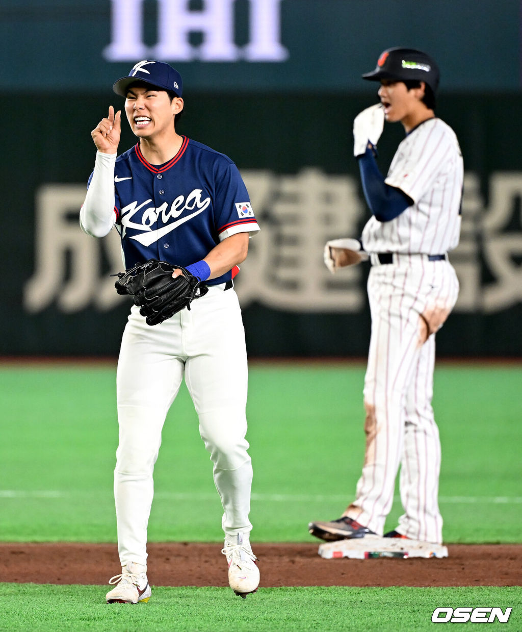 7일 일본 도쿄돔에서 2026 월드베이스볼클래식(WBC) 조별리그 C조 대한민국과 일본의 경기가 열렸다.한국은 잠수함 고영표, 일본은 좌완 기쿠치 유세이를 선발로 내세웠다. WBC에서 2006년 4강, 2009년 준우승을 차지한 한국은 이후 3개 대회(2013년, 2017년, 2023년)에서 연달아 1라운드를 통과하지 못하고 있다. 이번 대회에서는 8강 토너먼트 복귀를 목표로 대회에 임하고 있다. 지난 5일 체코와의 첫 경기에서는 11-4로 대승을 거두며 좋은 출발을 했다. 7회말 2사 만루에서 한국 김혜성이 김영규와 이야기를 나누고 있다. 2026.03.07 /spjj@osen.co.kr