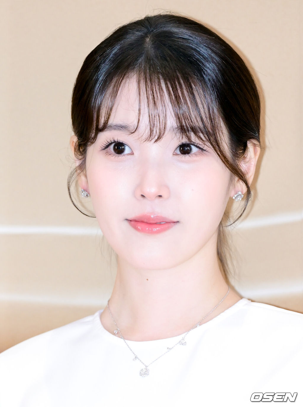 26일 오후 서울 강남구 신세계 강남점 센트럴 시티에서 한 뷰티 브랜드 신제품 출시 기념 포토월 행사가 열렸다.이날 행사에는 가수 아이유, 배우 문상민, 메이크업 아티스트 이사배, 아일릿(ILLIT) 모카, 배우 진영이 참석했다.아이유가 포즈를 취하고 있다. 2026.02.26 /cej@osen.co.kr