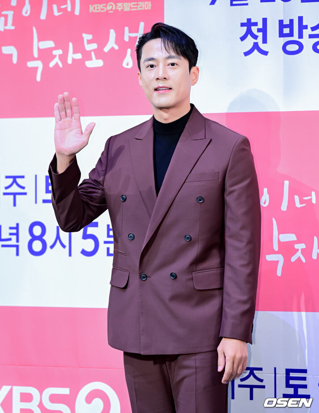 12일 오후 라마다 서울 신도림 호텔에서 KBS2 새 주말드라마 ‘효심이네 각자도생’ 제작발표회가 열렸다.KBS 2TV 새 주말드라마 ‘효심이네 각자도생’(연출 김형일, 극본 조정선, 제작 아크미디어)은 타고난 착한 성품과 따뜻한 공감능력으로 평생 가족에게 헌신했던 딸 ‘효심’이 자신을 힘들게 했던 가족에게서 벗어나 독립적인 삶을, ‘효심’의 헌신과 희생에 기생했던 가족들은 각자의 주체적 삶을 찾아가는 과정을 그린 가족해방 드라마다. 주말드라마 ‘흥행퀸’ 유이가 타이틀롤 ‘이효심’을 맡아 4년만에 KBS 주말 안방극장으로 돌아오면서 기대를 모으고 있는 작품이다.배우 고주원이 포토타임을 하고 있다. 2023.09.12 /jpnews@osen.co.kr