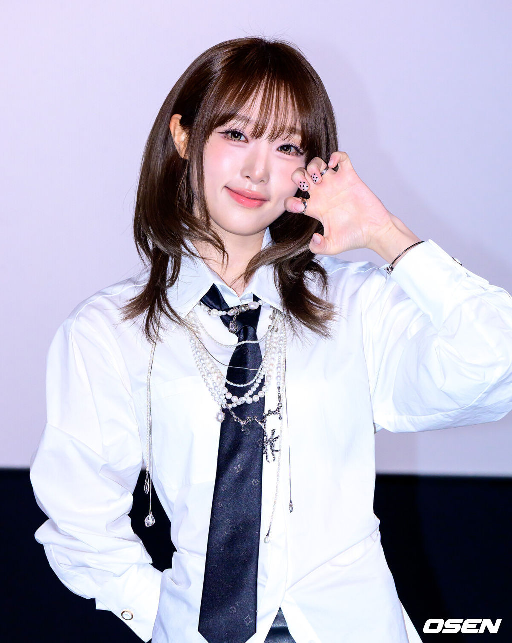 11일 오후 서울 강남구 신사동 CGV 압구정에서 최예나 다섯 번째 미니앨범 ‘LOVE CATCHER(러브 캐처)’ 발매 기념 기자간담회가 열렸다.‘LOVE CATCHER’는 봄바람처럼 다가온 사랑의 순간들을 다양한 감정과 색깔로 풀어낸 앨범이다. 최예나는 자신만의 키치한 감성과 솔직한 이야기를 담아 ‘예나 코어’의 음악적 색깔을 한층 선명하게 보여줄 예정이다.가수 최예나가 포토타임을 하고 있다. 2026.03.11 / jpnews@osen.co.kr