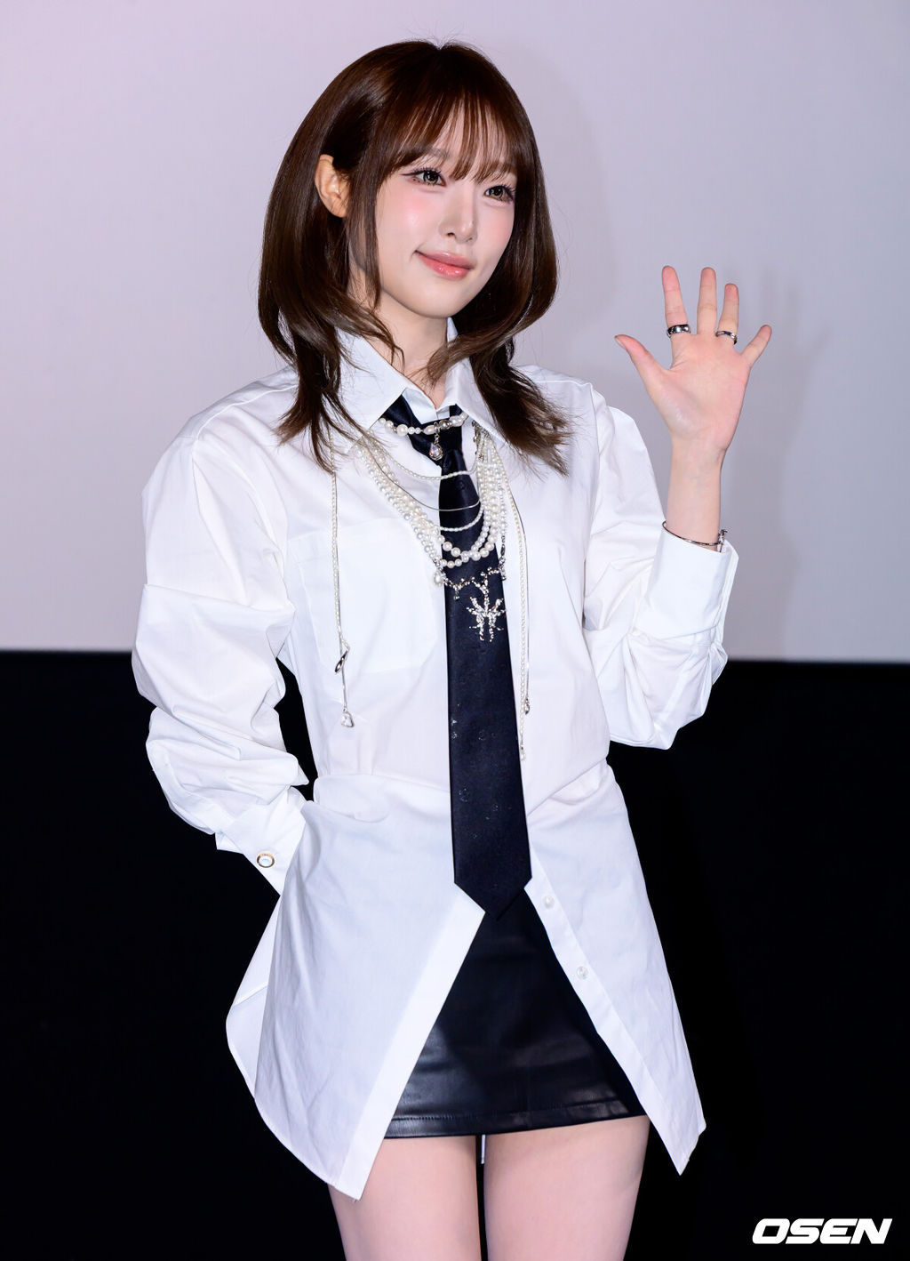 11일 오후 서울 강남구 신사동 CGV 압구정에서 최예나 다섯 번째 미니앨범 ‘LOVE CATCHER(러브 캐처)’ 발매 기념 기자간담회가 열렸다.<br /><br />‘LOVE CATCHER’는 봄바람처럼 다가온 사랑의 순간들을 다양한 감정과 색깔로 풀어낸 앨범이다. 최예나는 자신만의 키치한 감성과 솔직한 이야기를 담아 ‘예나 코어’의 음악적 색깔을 한층 선명하게 보여줄 예정이다.<br /><br />가수 최예나가 포토타임을 하고 있다. 2026.03.11 / jpnews@osen.co.kr