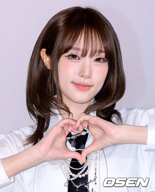 [OSEN=지형준 기자] 11일 오후 서울 강남구 신사동 CGV 압구정에서 최예나 다섯 번째 미니앨범 ‘LOVE CATCHER(러브 캐처)’ 발매 기념 기자간담회가 열렸다.<br /><br />‘LOVE CATCHER’는 봄바람처럼 다가온 사랑의 순간들을 다양한 감정과 색깔로 풀어낸 앨범이다. 최예나는 자신만의 키치한 감성과 솔직한 이야기를 담아 ‘예나 코어’의 음악적 색깔을 한층 선명하게 보여줄 예정이다.<br /><br />가수 최예나가 포토타임을 하고 있다. 2026.03.11&nbsp;/ jpnews@osen.co.kr