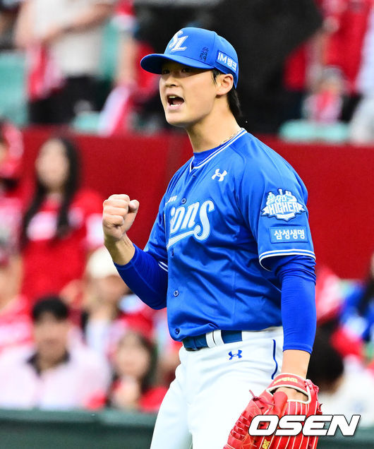 [OSEN=인천, 지형준 기자] 9일 인천 SSG랜더스필드에서 2025 신한 SOL뱅크 KBO리그 준플레이오프(5전 3선승제) 1차전 SSG 랜더스와 삼성 라이온즈의 경기가 열렸다.SSG은 화이트, 삼성은 최원태를 선발 투수로 내세웠다.7회말 2사 1루에서 삼성 이호성이 SSG 오태곤을 2루 땅볼로 처리하며 기뻐하고 있다. 2025.10.09 /jpnews@osen.co.kr