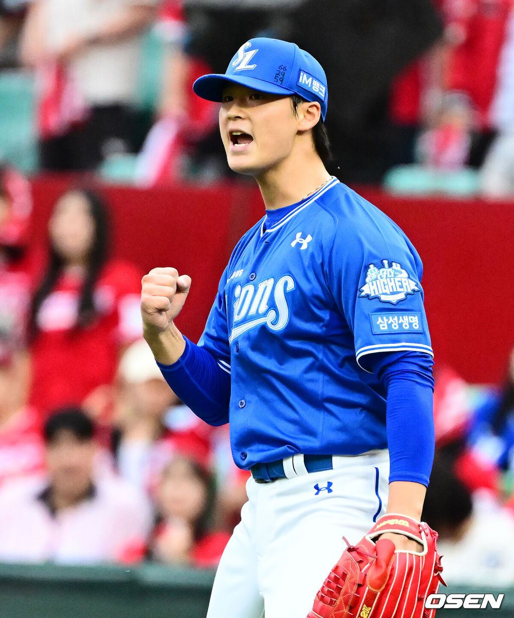 9일 인천 SSG랜더스필드에서 2025 신한 SOL뱅크 KBO리그 준플레이오프(5전 3선승제) 1차전 SSG 랜더스와 삼성 라이온즈의 경기가 열렸다.SSG은 화이트, 삼성은 최원태를 선발 투수로 내세웠다.7회말 2사 1루에서 삼성 이호성이 SSG 오태곤을 2루 땅볼로 처리하며 기뻐하고 있다. 2025.10.09 /jpnews@osen.co.kr