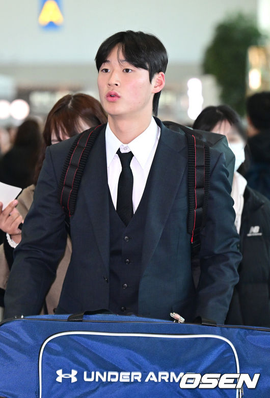 [OSEN=인천공항, 최규한 기자] 프로야구 삼성 라이온즈가 2026 시즌을 준비하기 위해 23일 오후 인천공항을 통해 괌으로 출국했다.삼성은 지난해에 이어 괌에서 1차 스프링캠프를 치른 뒤 일본 오키나와로 건너가 2차 캠프를 진행할 계획이다.삼성 이호성이  출국장에 들어서고 있다. 2026.01.23 / dreamer@osen.co.kr