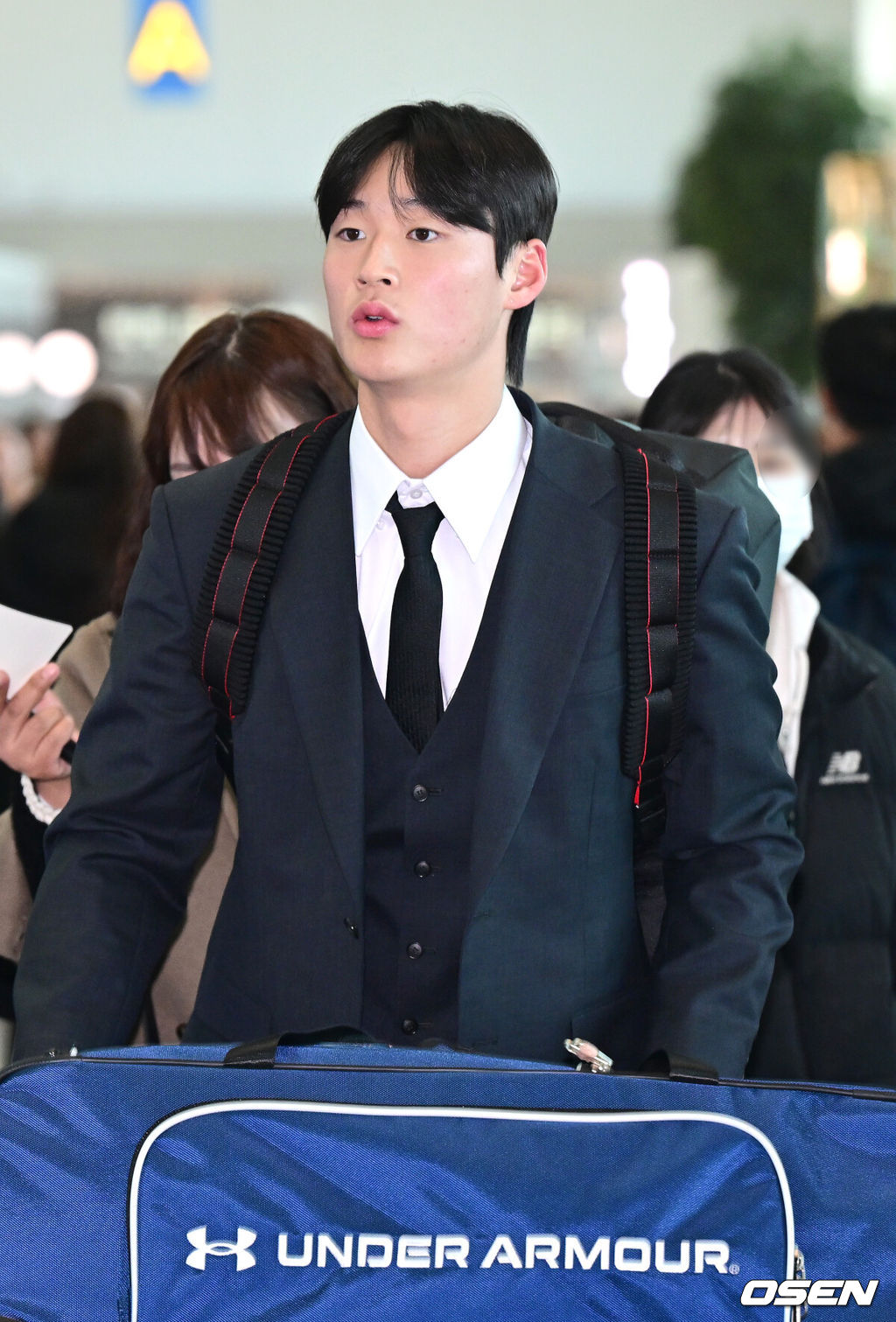 프로야구 삼성 라이온즈가 2026 시즌을 준비하기 위해 23일 오후 인천공항을 통해 괌으로 출국했다.삼성은 지난해에 이어 괌에서 1차 스프링캠프를 치른 뒤 일본 오키나와로 건너가 2차 캠프를 진행할 계획이다.삼성 이호성이  출국장에 들어서고 있다. 2026.01.23 / dreamer@osen.co.kr