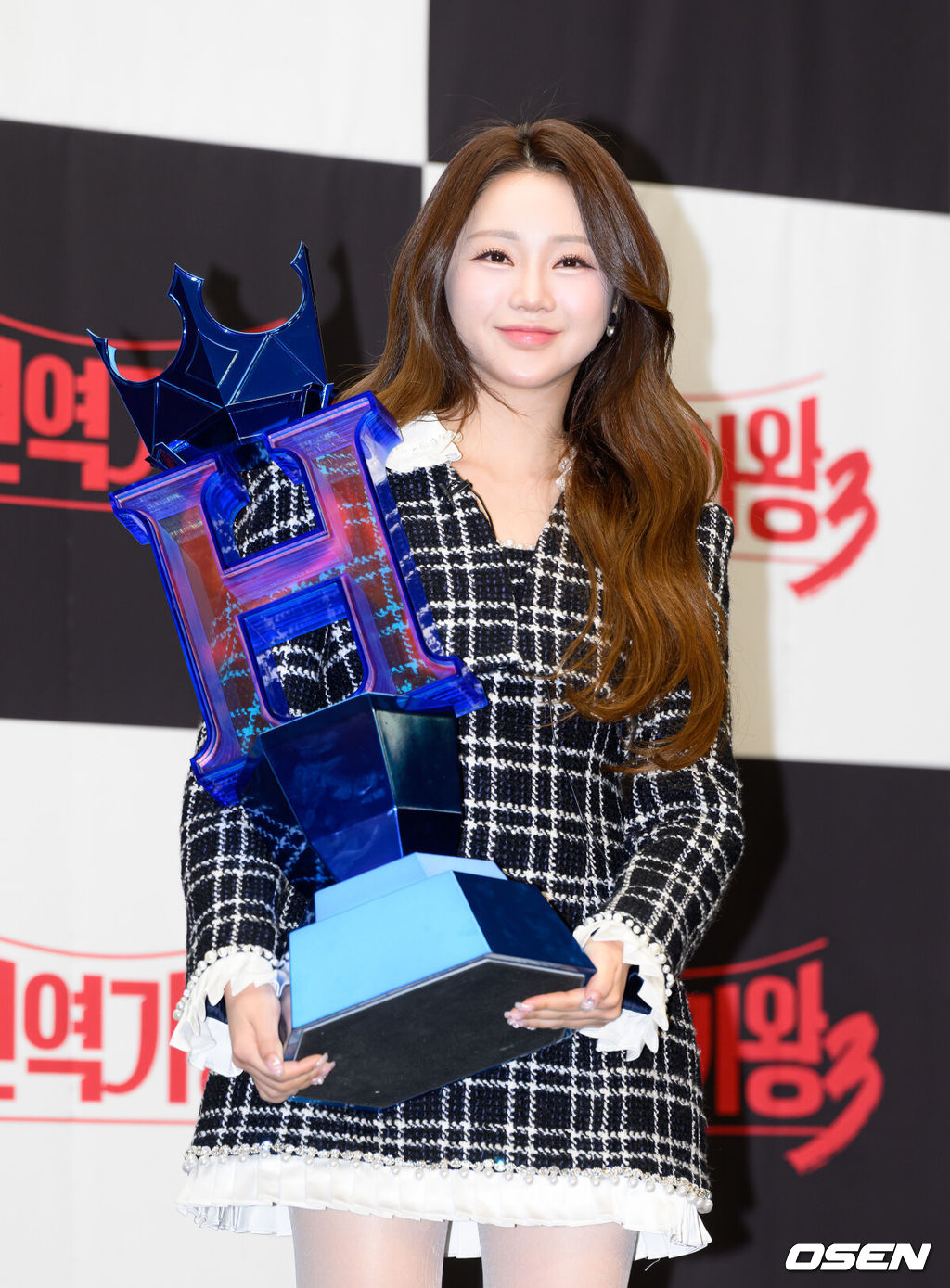 11일 오전 서울 에서 MBN ‘현역가왕3’ TOP7 기자간담회가 열렸다.영예의 ‘현역가왕’ 3대 가왕은 실시간 문자 투표 총합 1,207,267표 중 196,188표를 받으며 총점 3727점을 기록한 홍지윤이 차지했다. 이어 차지연-이수연-구수경-강혜연-김태연-솔지 차례로 TOP7에 이름을 올리며 국가대표에 선출됐다.가수 홍지윤이 포토타임을 가지고 있다. 2026.03.11 /sunday@osen.co.kr