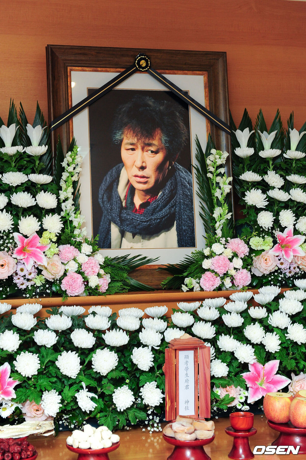 [OSEN=사진공동취재단] 3월12일 연극 배우 故 강태기의 빈소가 김포 우리병원에 마련됐다. 故 강태기는 연극  ‘에쿠스’에서 ‘앨런’역으로 열연 이름을 떨치며 연극계의 별로 자리 잡았다. 이후  TBS 탤런트로 연기생활을 시작해 KBS ‘백조부인’ ‘명성황후’ 등 다수의 드라마에 출연했다.고인은 3월12일 인천 서구 자택에서 숨진 채 발견 됐으며 정확한 사망 원인은 밝혀지지 않았다. 발인은 14일 인천승화원에서 가진다./