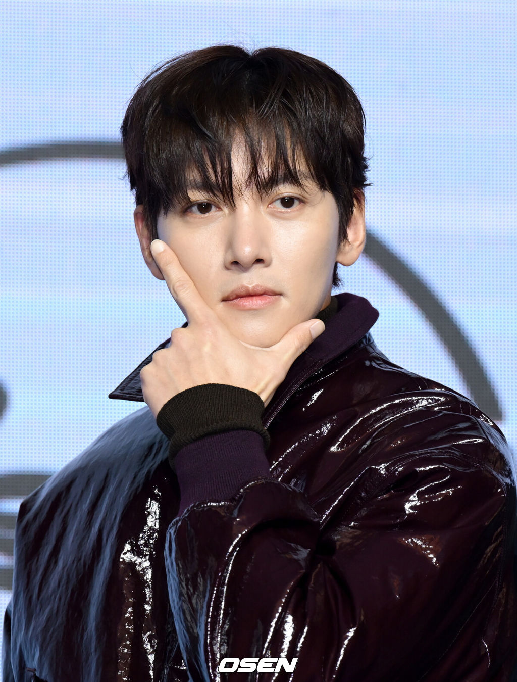 디즈니+ 오리지널 시리즈 ‘조각도시’ 제작발표회가 서울 영등포구 여의도 콘래드 서울에서 열렸다.‘조각도시’는 평범한 삶을 살던 태중(지창욱)이 어느 날 억울하게 흉악한 범죄에 휘말려 감옥에 가게 되고, 모든 것은 요한(도경수)에 의해 계획되었다는 것을 알게 되면서 그를 향한 복수를 실행하는 액션 드라마를 그린 작품이다. 이날 현장에는 지창욱, 도경수, 김종수, 조윤수 그리고 이광수가 참석했다.배우 지창욱이 포즈를 취하고 있다. 2025.11.03 /cej@osen.co.kr