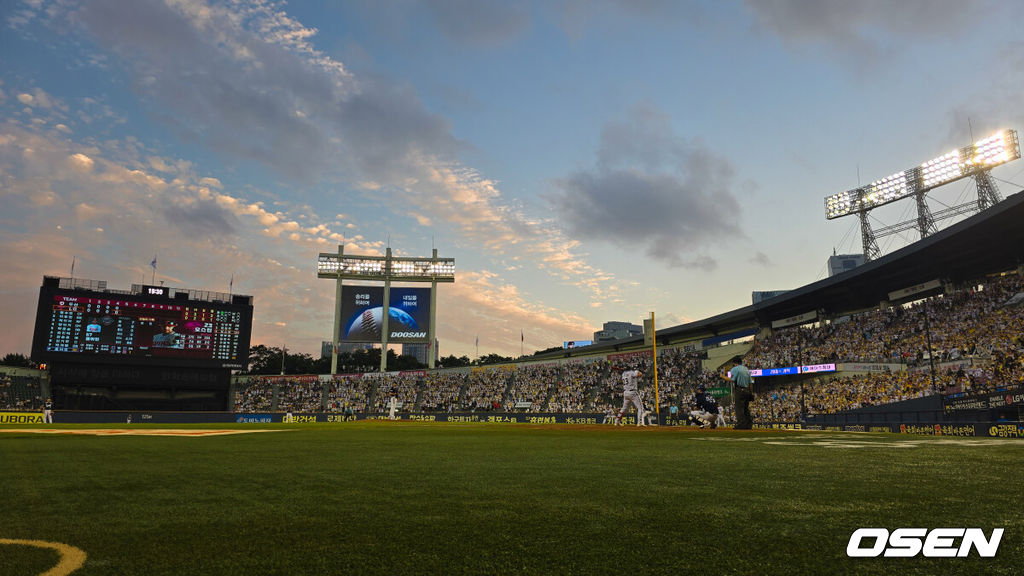 6일 오후 서울 잠실구장에서 ‘2025 신한 SOL Bank KBO리그’ LG 트윈스와 두산 베어스의 경기가 열렸다.LG는 최채흥, 두산은 콜어빈을 선발로 내세웠다.노을이 지는 가운데 관중들이 응원을 펼치고 있다. 2025.08.06 /cej@osen.co.kr