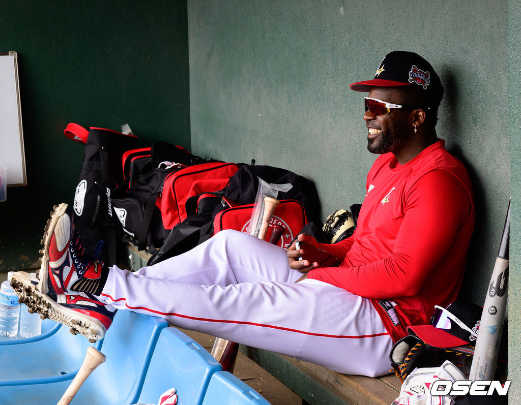 3일 일본 미야자키현 아야초 니시키바루 야구장에서 SSG 랜더스와 롯데 자이언츠의 연습경기가 열렸다. SSG 에레디아가 롯데 레이예스의 타격 훈련을 지켜보며 응원가를 흥얼거리고 있다. 2026.03.03 /jpnews@osen.co.kr