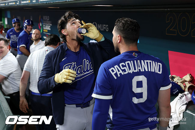 [사진] 이탈리아 잭 캐글리온이 4회 홈런을 친 뒤 에스프레소를 마시는 세리머니를 하고 있다. ⓒGettyimages(무단전재 및 재배포 금지)