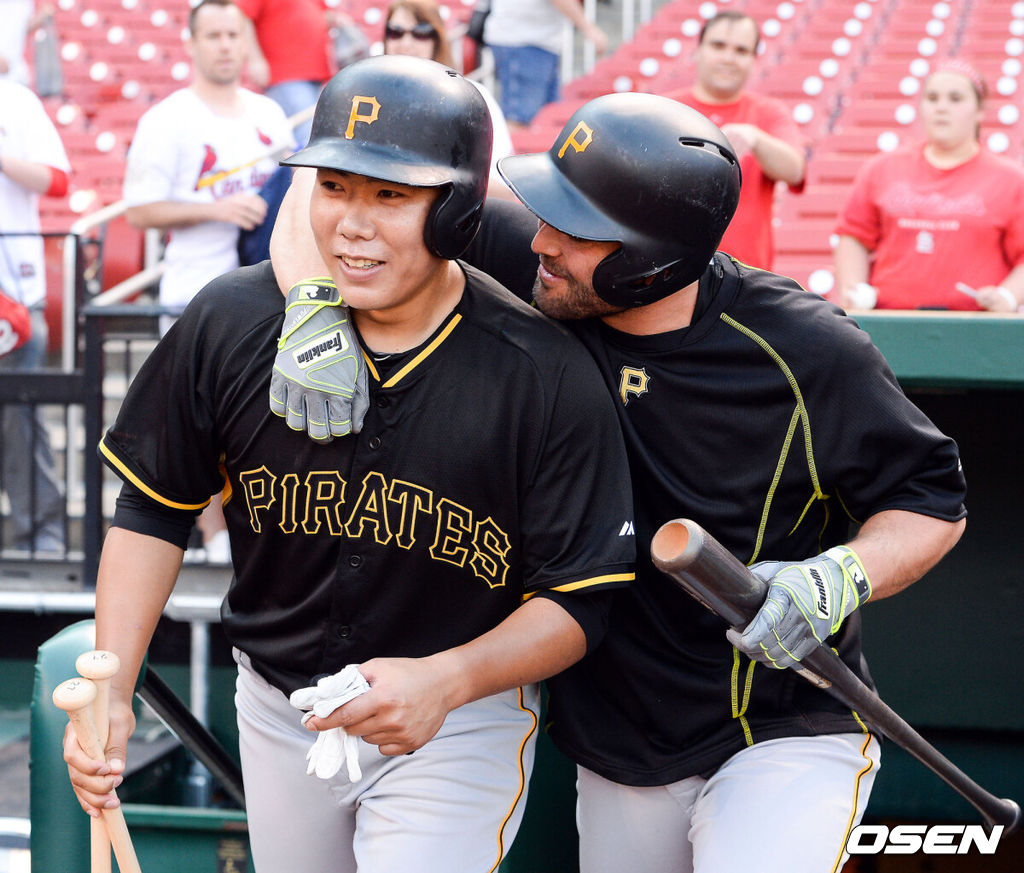 피츠버그 시절 강정호와 프란시스코 서벨리. /OSEN DB