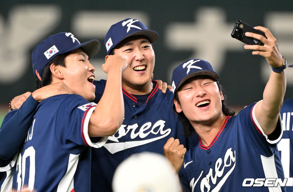 도쿄의 기적이 나왔다. 한국 WBC 대표팀이 17년 만에 1라운드를 통과했다. 한국은 9일 일본 도쿄돔에서 열린 ‘2026 월드베이스볼클래식(WBC)’ 1라운드 C조 호주와의 경기에서 로 승리를 거뒀다. 이로써 한국은 조별라운드 2승2패를 기록하면서 호주, 대만 등을 최소실점률로 제치면서 2009년 이후 17년 만에 1라운드를 통과했다. 이제 한국은 마이애미행 전세기를 탄다.경기 종료 후 한국 소형준, 손주영, 곽빈이 기념촬영을 하고 있다. 2026.03.09 /spjj@osen.co.kr