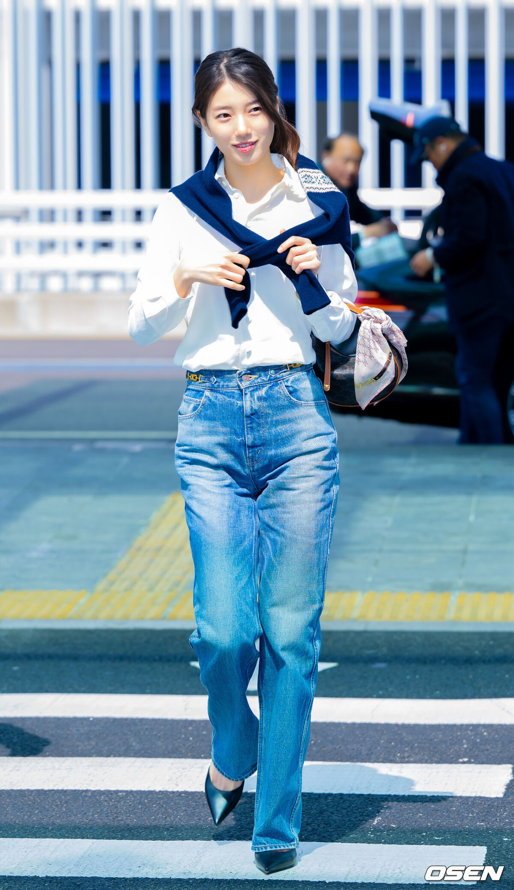 가수 겸 배우 수지가 26일 오후 해외 일정 참석을 위해 인천공항을 통해 출국했다.<br /><br />가수 겸 배우 배수지는 패션 브랜드 글로벌 행사에 참석하기 위해 싱가포르로 출국했다.<br /><br />수지가 출국장으로 향하며 팬들과 취재진을 향해 포즈를 취하고 있다. 2025.03.26 / rumi@osen.co.kr