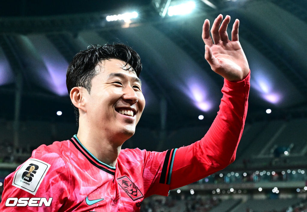 대한민국 대표팀이 무려 15년 만에 패배 없이 최종예선을 마무리했다. 홍명보 감독이 이끄는 대한민국 축구 국가대표팀은 10일 서울월드컵경기장에서 열린 2026 국제축구연맹(FIFA) 북중미 월드컵 아시아지역 최종예선 3차 예선 B조 10차전에서 쿠웨이트와 맞붙어 4-0으로 대승했다.대표팀 손흥민이 관중을 향해 인사를 하고 있다. 2025.06.10 /cej@osen.co.kr