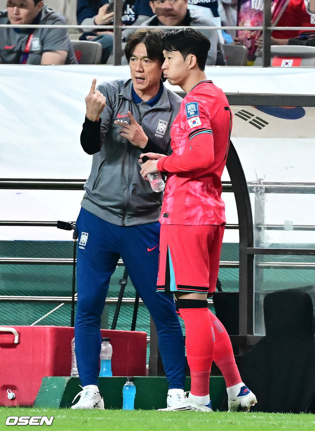 홍명보 감독이 이끄는 축구대표팀이 10일 서울월드컵경기장에서 쿠웨이트와 2026 국제축구연맹(FIFA) 북중미 월드컵 아시아 3차 예선 조별리그 B조 10차전 최종전을 펼쳤다.한국은 지난 6일 이라크와 원정 9차전에서 2-0으로 승리하며 전세계에서 6번째, 아시아에서 최초로 11회 연속 월드컵 본선 진출의 역사를 썼다. B조에선 1위(승점 19점) 한국과 2위(승점 16점) 요르단이 월드컵에 직행한다.후반 한국 홍명보 감독이 손흥민을 교체 준비 시키며 전술을 설명하고 있다. 2025.06.10 /jpnews@osen.co.kr