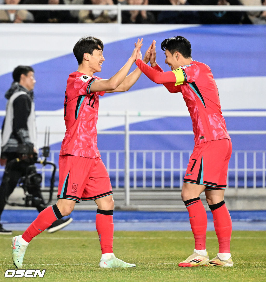 홍명보호가 이번에도 승리하지 못했다. 요르단과 아쉬운 무승부를 거두면서 3경기 연속 승점 1점을 추가하는 데 만족해야 했다.홍명보 감독이 이끄는 대한민국 축구대표팀은 25일 오후 8시 수원월드컵경기장에서 열린 2026 국제축구연맹(FIFA) 북중미 월드컵 아시아지역 3차 예선 B조 8차전에서 요르단과 1-1로 비겼다.전반 한국 이재성이 선제골을 성공시키고 손흥민과 환호하고 있다. 2025.03.25 /sunday@osen.co.kr
