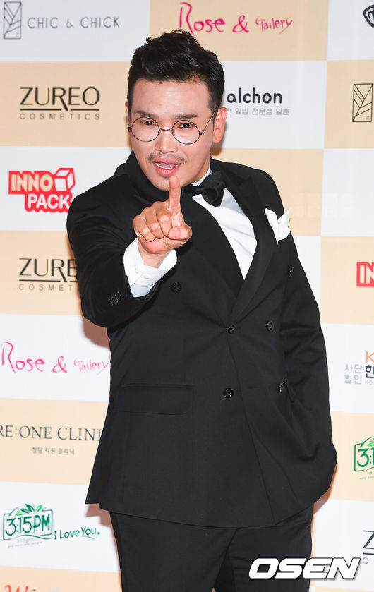 [OSEN=박준형 기자] 31일 오후 서울 강남구 논현동 더파티움에서 진행되는 제5회 대한민국 예술문화인대상 앞선 포토월에 MC딩동이 포즈를 취하고 있다./  soul1014@osen.co.kr