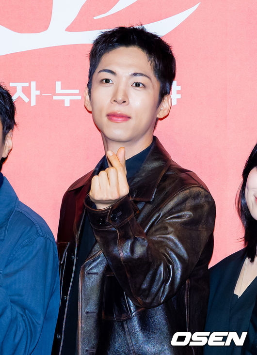 [OSEN=민경훈 기자] 10일 오후 서울 종로구 대학로 NOL서경스퀘어 스콘 1관에서 연극 '불란서 금고' 제작발표회가 열렸다.<br /><br />연극 ‘불란서 금고’(작/연출 장진)은 “밤 12시, 모든 전기가 꺼지면 금고를 열 수 있다”는 설정 아래 각기 다른 목적과 사연을 지닌 인물들이 은행 지하 밀실에 모이며 벌어지는 이야기를 그린다. <br /><br />배우 주종혁이 포토타임을 갖고 있다. 2026.02.10 / rumi@osen.co.kr