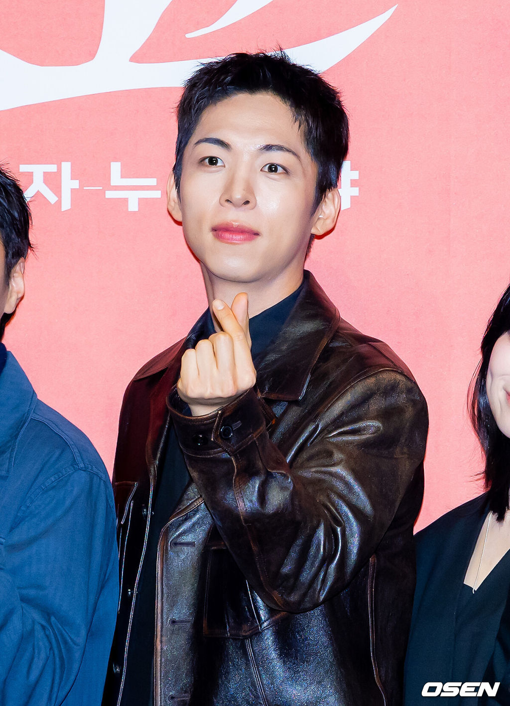 10일 오후 서울 종로구 대학로 NOL서경스퀘어 스콘 1관에서 연극 '불란서 금고' 제작발표회가 열렸다.<br /><br />연극 ‘불란서 금고’(작/연출 장진)은 “밤 12시, 모든 전기가 꺼지면 금고를 열 수 있다”는 설정 아래 각기 다른 목적과 사연을 지닌 인물들이 은행 지하 밀실에 모이며 벌어지는 이야기를 그린다. <br /><br />배우 주종혁이 포토타임을 갖고 있다. 2026.02.10 / rumi@osen.co.kr