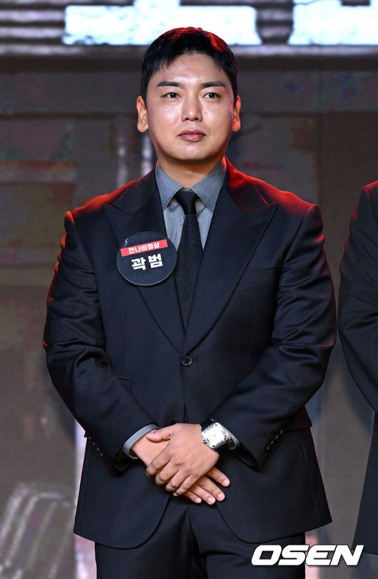 [OSEN=이대선 기자] 14일 오전 서울 동대문 브이스페이스에서 넷플릭스 예능 ‘코미디 리벤지’ 제작발표회가 열렸다.<br /><br />‘코미디 리벤지​’는 ‘코미디 로얄’ 우승팀 이경규팀이 판을 깔고 K-코미디 대표주자들이 각잡고 웃음 터뜨리는 코미디 컴피티션이다.<br /><br />코미디언 곽범이 포토타임을 가지고 있다. 2024.10.14 /sunday@osen.co.kr