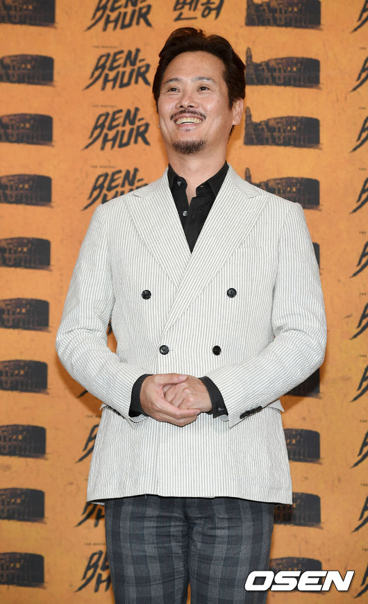 [OSEN=민경훈 기자] 14일 오후 서울 중구 퇴계로 충무 아트센터 대극장 입구에서 진행된 뮤지컬 '벤허' VIP 포토콜 행사서, 남경주가 포즈를 취하고 있다. / rumi@osen.co.kr