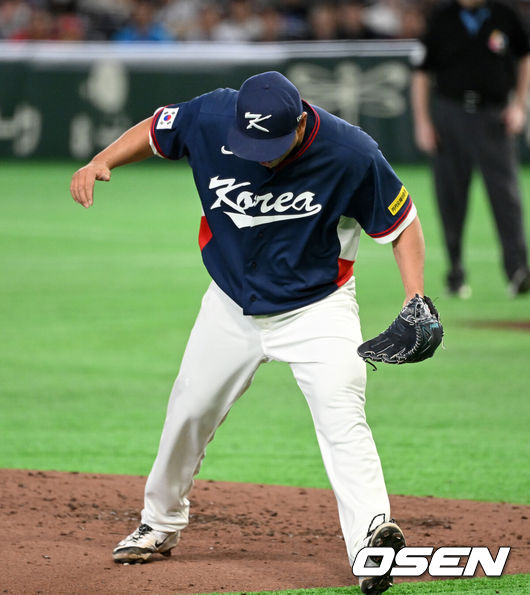 [OSEN=도쿄(일본), 손용호 기자] 9일 일본 도쿄돔에서 월드베이스볼클래식(WBC) 조별리그 C조 한국과 호주의 경기가&nbsp;열렸다.C조는 일본이 3승으로 조 1위를 확정, 8강에 진출했다. 호주가 2승 1패, 대만이 2승 2패, 한국이 1승 2패, 체코는 3패다.한국 WBC 대표팀이 8강에 진출하려면 호주에 2점 이하로 실점하면서 5점 차 이상으로 승리해야만 한다.3회말 2사에서 한국 노경은이 호주 커티스 미드를 땅볼 처리하고 환호하고 있다. 2026.03.09&nbsp;/spjj@osen.co.kr