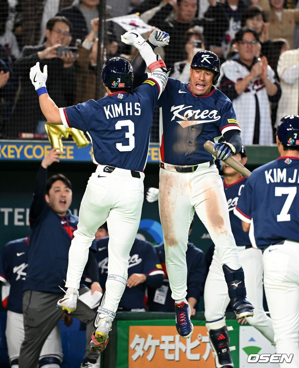 7일 일본 도쿄돔에서 2026 월드베이스볼클래식(WBC) 조별리그 C조 대한민국과 일본의 경기가 열렸다.한국은 잠수함 고영표, 일본은 좌완 기쿠치 유세이를 선발로 내세웠다. WBC에서 2006년 4강, 2009년 준우승을 차지한 한국은 이후 3개 대회(2013년, 2017년, 2023년)에서 연달아 1라운드를 통과하지 못하고 있다. 이번 대회에서는 8강 토너먼트 복귀를 목표로 대회에 임하고 있다. 지난 5일 체코와의 첫 경기에서는 11-4로 대승을 거두며 좋은 출발을 했다. 4회초 1사 1루에서 한국 김혜성이 일본 이토를 상대로 동점 우중월 투런포를 날리고 저마이 존스와 세리머니를 하고 있다. 2026.03.07 /spjj@osen.co.kr