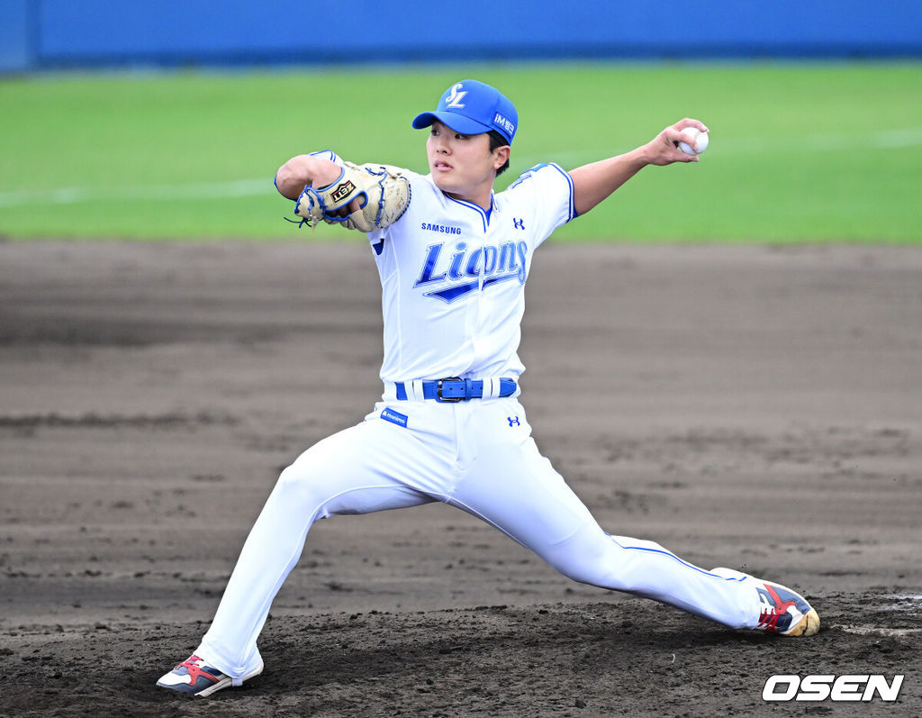 2026 WBC(월드베이스볼클래식)를 준비하는 대한민국 야구 대표팀이 20일 오후 일본 오키나와 온나손 아카마 구장에서 프로야구 삼성 라이온즈와 연습경기를 펼쳤다. 5회초 삼성 투수 이승민이 힘차게 공을 뿌리고 있다. 2026.02.20 / dreamer@osen.co.kr