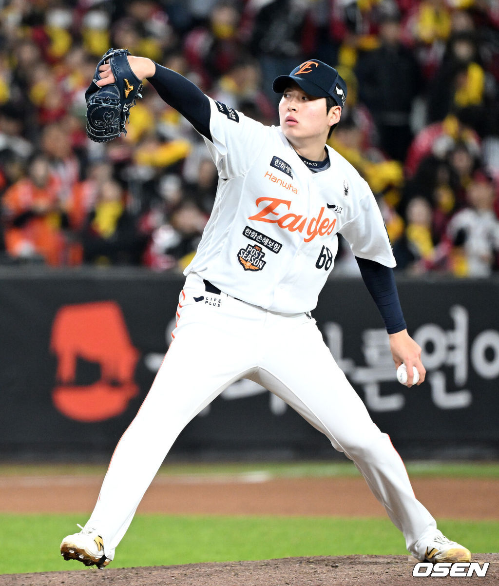 31일 대전 한화생명볼파크에서 2025 신한 SOL Bank KBO리그 포스트시즌 한국시리즈 5차전 한화 이글스와 LG 트윈스의 경기가 열렸다.이날 경기에 한화는 문동주를, LG는 톨허스트를 선발투수로 내세웠다. 6회초 무사 1루에서 한화 조동욱이 역투하고 있다. 2025.10.31 /sunday@osen.co.kr