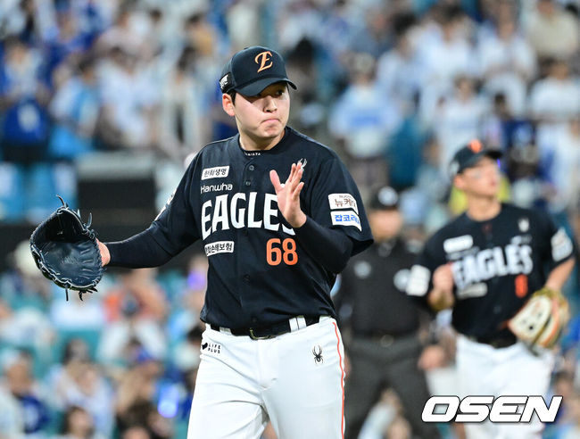 [OSEN=대구, 최규한 기자] 6일 대구삼성라이온즈파크에서 ‘2025 신한 SOL Bank KBO리그’ 삼성 라이온즈와 한화 이글스의 경기가 열렸다.홈팀 삼성은 이승현, 방문팀 한화는 문동주를 선발로 내세웠다.7회말 2사 1루 상황 삼성 김지찬을 삼진으로 이끌며 이닝을 마무리지은 한화 투수 조동욱이 더그아웃으로 향하며 기뻐하고 있다. 2025.09.06 / dreamer@osen.co.kr