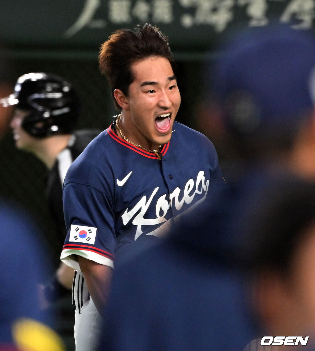 도쿄의 기적이 나왔다. 한국 WBC 대표팀이 17년 만에 1라운드를 통과했다. 한국은 9일 일본 도쿄돔에서 열린 ‘2026 월드베이스볼클래식(WBC)’ 1라운드 C조 호주와의 경기에서 로 승리를 거뒀다. 이로써 한국은 조별라운드 2승2패를 기록하면서 호주, 대만 등을 최소실점률로 제치면서 2009년 이후 17년 만에 1라운드를 통과했다. 이제 한국은 마이애미행 전세기를 탄다.9회초 1사 1,3루에서 한국 안현민이 희생플라이를 날리고 더그아웃에서 환호하고 있다. 2026.03.09 /spjj@osen.co.kr